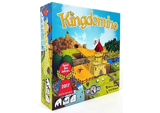 Pudełko z grą planszową Kingdomino przedstawia kolorowy krajobraz królestwa z zamkiem, polami, rzekami i lasami, przedstawiające rodzinną strategię rozgrywki polegającą na układaniu kafelków