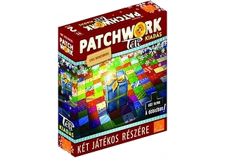 Pudełko gry planszowej Patchwork, przedstawiające kolorowe kafelki z wzorem patchworkowym i motyw prezentu, ilustrujące abstrakcyjną rozgrywkę strategiczną dla dwóch graczy, której celem jest stworzenie patchworkowej kołdry